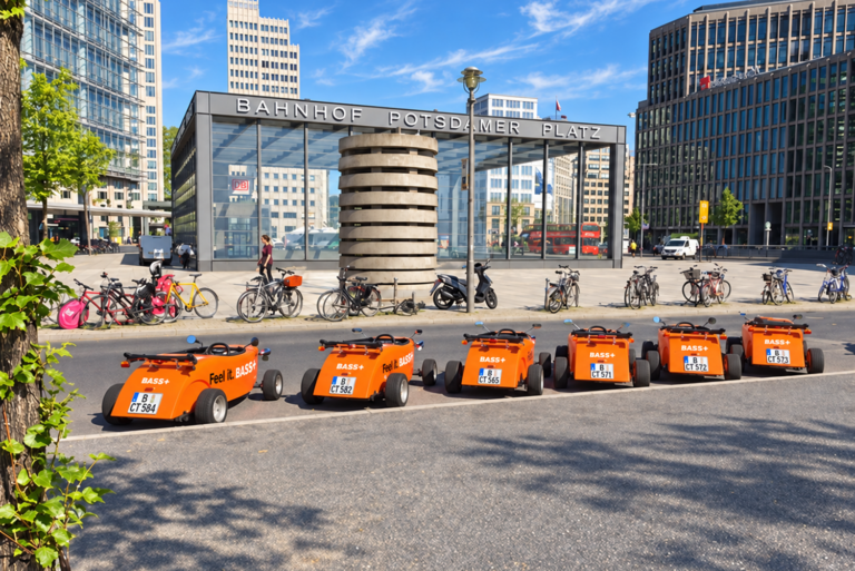 Philipps Bass+ Branding zur IFA Messe Berlin - Hotrod Tour Berlin (KI optimiert)